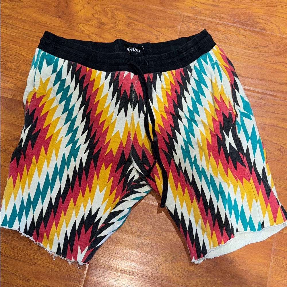 Men’s Bermuda shorts in a bold and colorful pattern